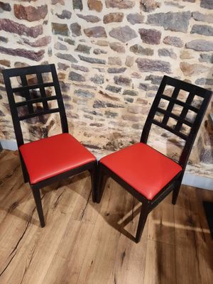 deux chaises placées l'une à côté de l'autre sur un plancher en bois