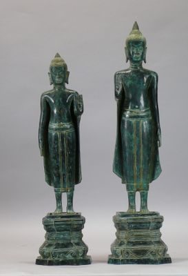 paire de statues en bronze représentant une personne debout et une autre personne debout