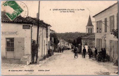 une carte postale représentant une rue où des gens marchent