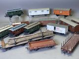 tout un tas de wagons de train miniature posés sur la table