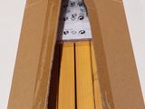 une boîte en carton contenant tout un tas de crayons