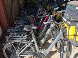 de nombreux vélos garés en rang dans un garage