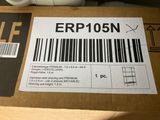 une boîte en carton portant un code-barres, posée sur une table