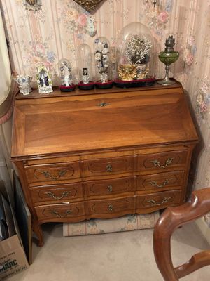 un bureau en bois surmonté d'un miroir