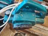 une photo d'une ponceuse à cordon bleue posée sur une caisse en bois