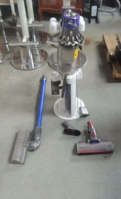 une machine posée par terre à côté d'autres objets