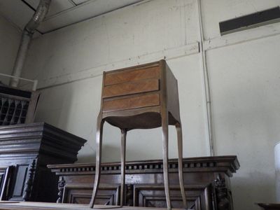une chaise en bois posée sur une table dans une pièce