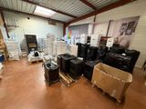 une pièce avec beaucoup de cartons et des cartons sur le sol