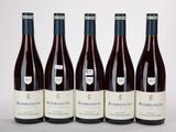 six bouteilles de vin rouge sont alignées