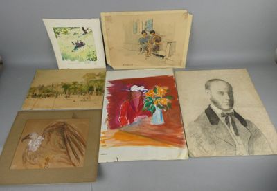 Plusieurs dessins représentant un homme en costume-cravate sont posés sur une table