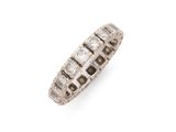 gros plan d'une bague en diamant sur fond blanc