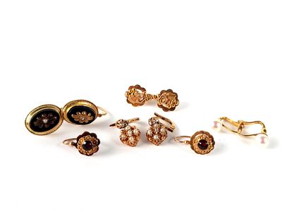 une photo représentant un ensemble de bagues et de boucles d'oreilles posées sur une surface blanche