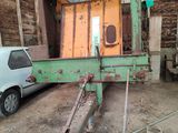 un camion garé devant un bâtiment