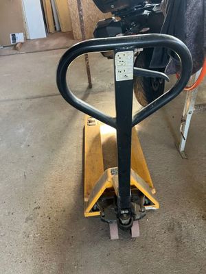 une photo d'un cariste dans un garage
