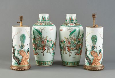 trois vases chinois et une lampe de table posés sur une surface grise