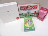 une boîte de Monopoly et un jeu de cartes posés sur une table