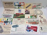de nombreux types de cartes de visite disposés sur une table
