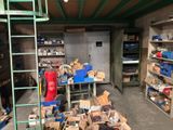 une pièce remplie de nombreuses boîtes et d'une échelle