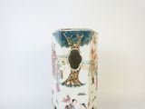 un vase blanc orné d'une image représentant un arbre