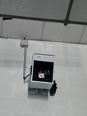 a machine that is sitting on the floor in the room
