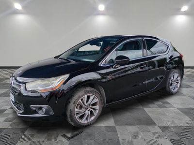 Une Honda CR-V noire est garée dans une grande pièce