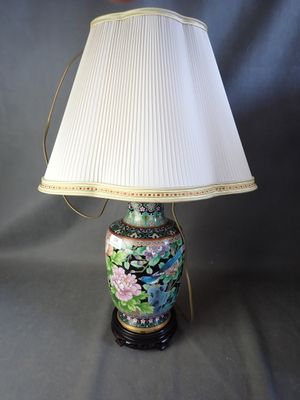 une lampe posée sur une table et munie d'un abat-jour