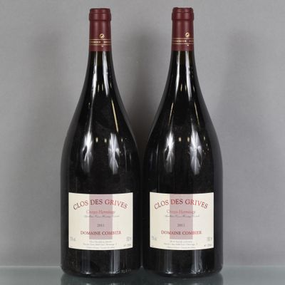 deux bouteilles de vin rouge posées sur une table en verre