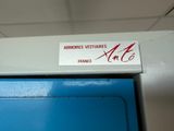 a sign on the door of a train that says ammoids vestaires