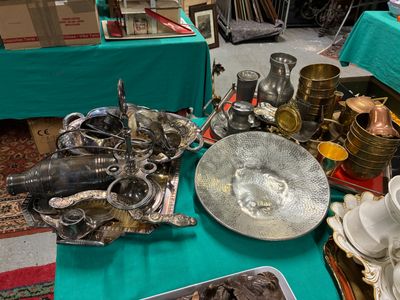 une table sur laquelle se trouvent de nombreux objets en argent