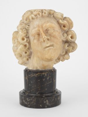 un gros plan sur la statue d'une femme aux cheveux bouclés