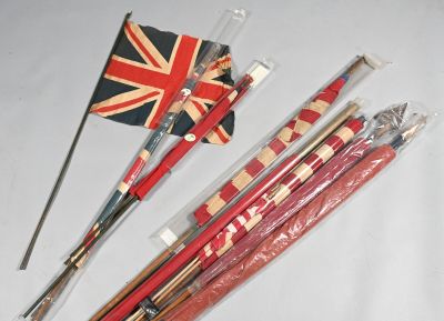 beaucoup de bâtonnets et un drapeau sur la table