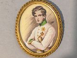 une vieille photo d'un homme en chemise blanche et cravate verte