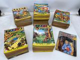 plusieurs livres pour enfants sont empilés sur une table