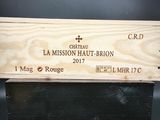 une boîte en bois sur laquelle est accrochée une pancarte indiquant « La Mission Haut-Brion »