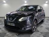 La Nissan QX-V noire est garée sur un sol à damier.