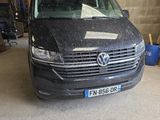 La camionnette noire est garée dans le garage de l'immeuble.