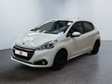 la petite voiture blanche est garée dans une grande pièce