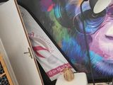 une fresque aux couleurs vives représentant un singe portant des lunettes de soleil dans une pièce