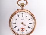 une montre de poche en or avec des chiffres romains
