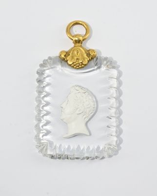 un gros plan d'un pendentif en verre représentant le profil d'une femme