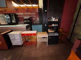 une cuisine équipée d'une cuisinière, d'un réfrigérateur, d'un évier et de placards