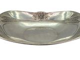 un plat ancien en argent orné d'un motif floral