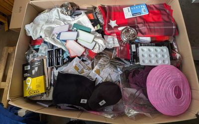 243 / 1 palette de 117 kg de mix (abats-jour papier, c…