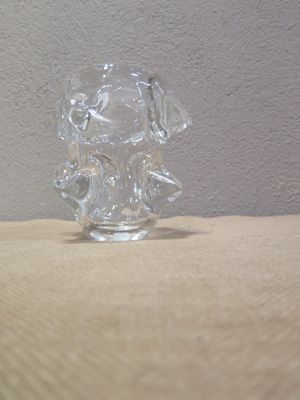 une figurine en verre transparent posée sur une table