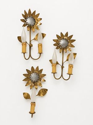 une paire d'appliques en laiton et en verre ornées de fleurs