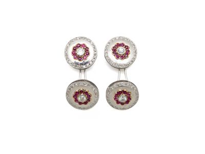 une paire de boutons de manchette en rubis et diamants