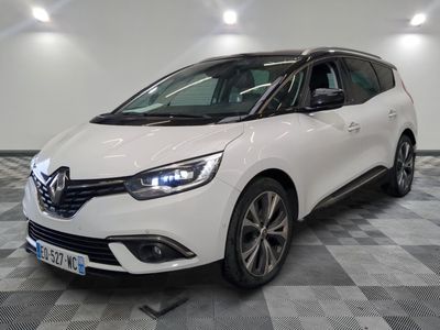 la voiture blanche est garée sur un sol en damier dans le garage