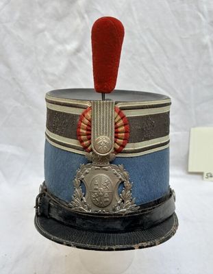 un chapeau orné d'un ruban rouge sur le dessus