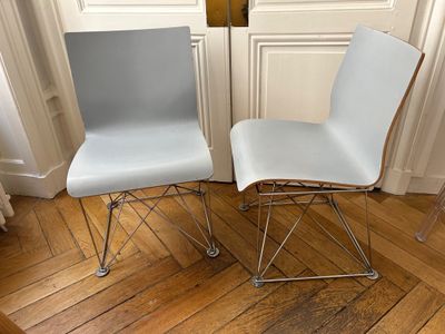 deux chaises assises l'une à côté de l'autre sur un sol en bois dur
