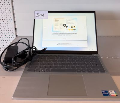 a laptop that is sitting on a desk with a mouse